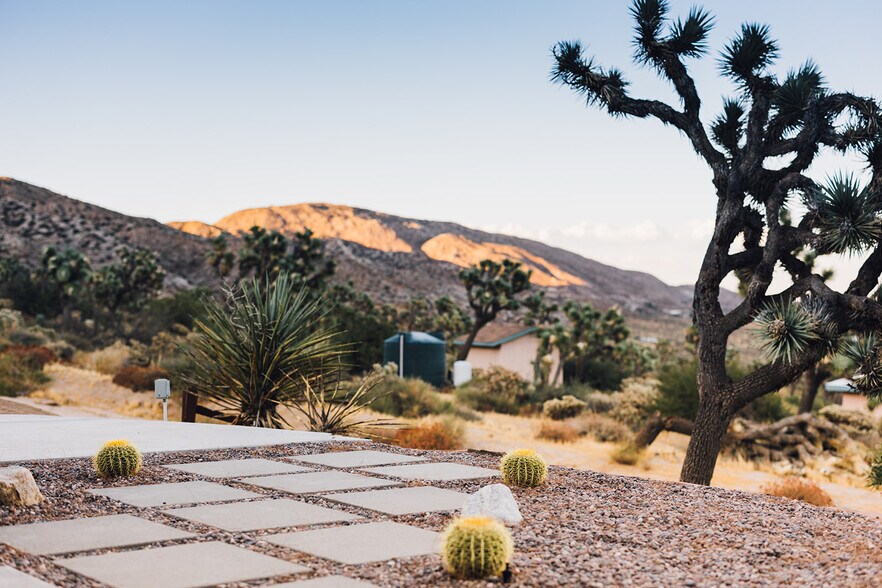 Building Photo - 7370 North Park