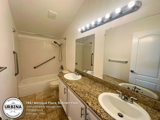 Building Photo - Beautiful 3-Bedroom Home with a Sparkling ...