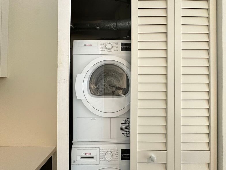 Building Photo - 843 W Grace St