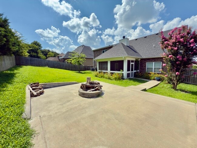 Building Photo - 532 Larkspur Dr