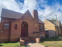 Building Photo - 916 1/2 Grand Ave