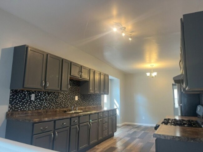 Building Photo - 2 Bed Available now!