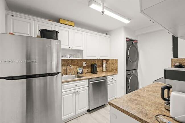 Building Photo - 2457 Collins Ave