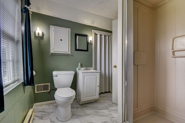 Building Photo - Charming and Spacious Home!