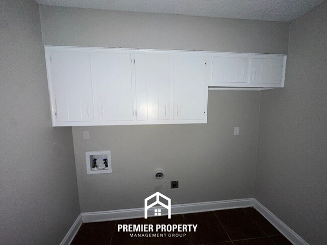 Building Photo - 2714 Gerald Ford Dr W