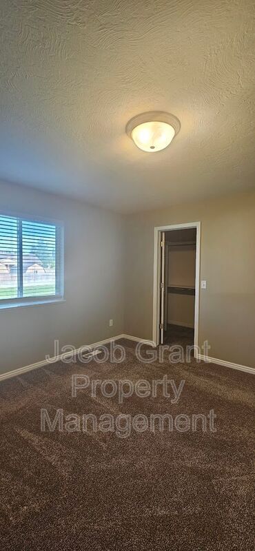 Building Photo - 3314 Woodside Dr