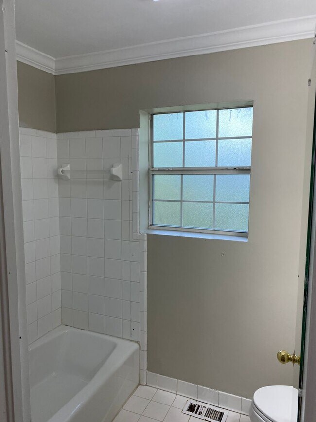 Building Photo - Adorable Brick Home in Betton Hills