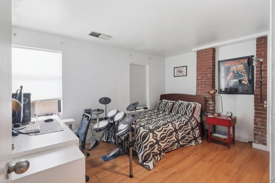 Building Photo - 102 Gainsborough St