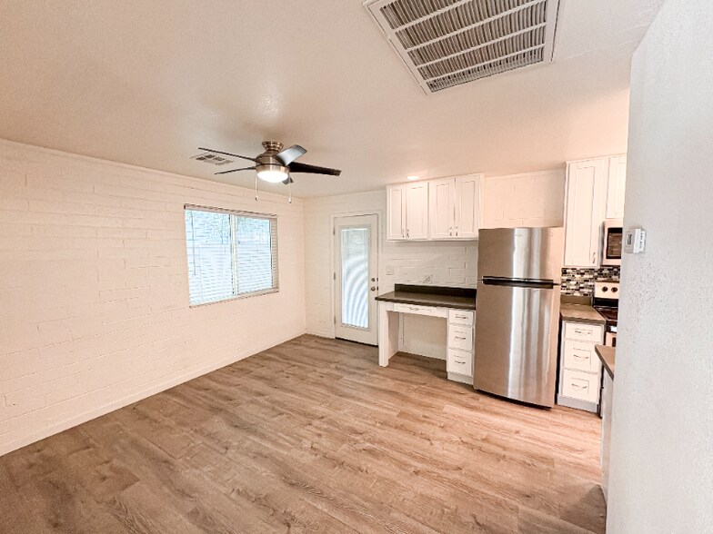 Building Photo - 2737 E Glenrosa Ave