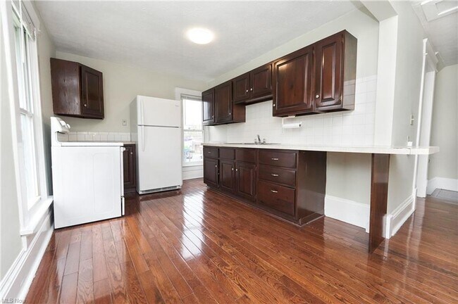 Building Photo - 554 Creedmore Ave