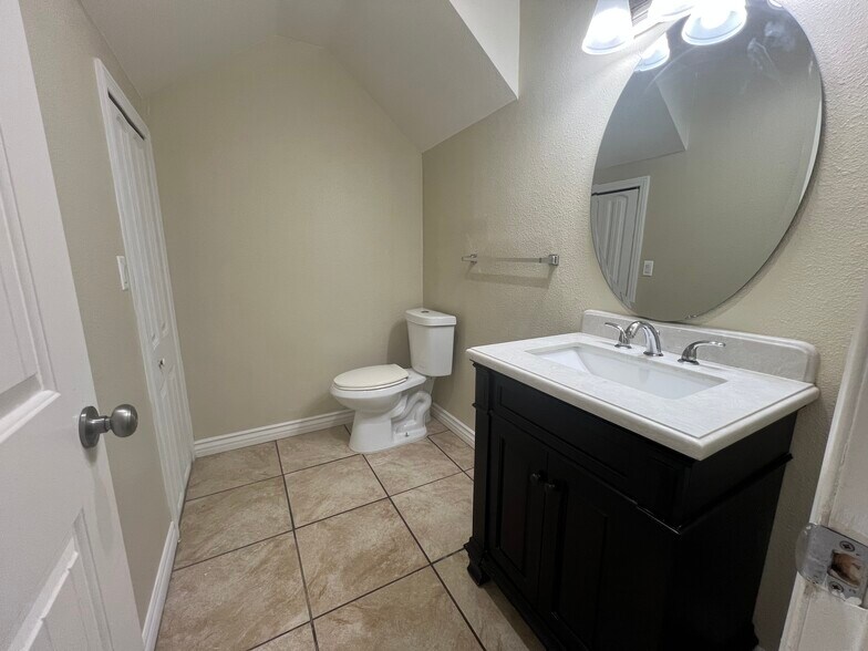 Building Photo - 1070 Fifth Ave