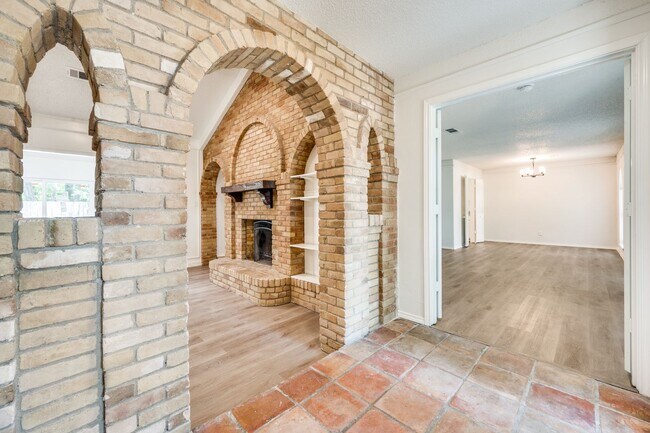 Building Photo - 1710 Green Oaks Dr