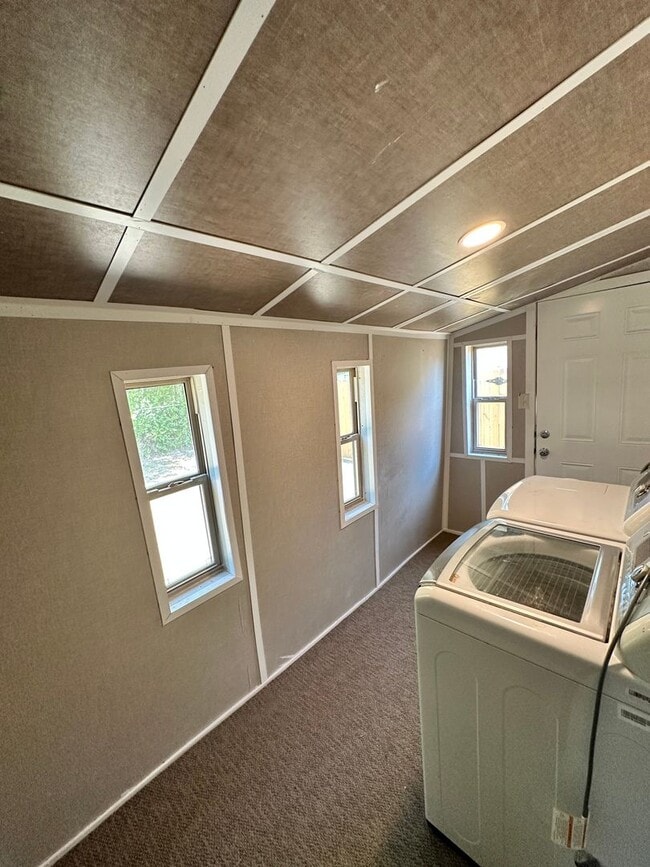 Building Photo - Charming 3 Bedroom House with Fenced Backyard | Conveniently Located near 820 and W. Camp Bowie