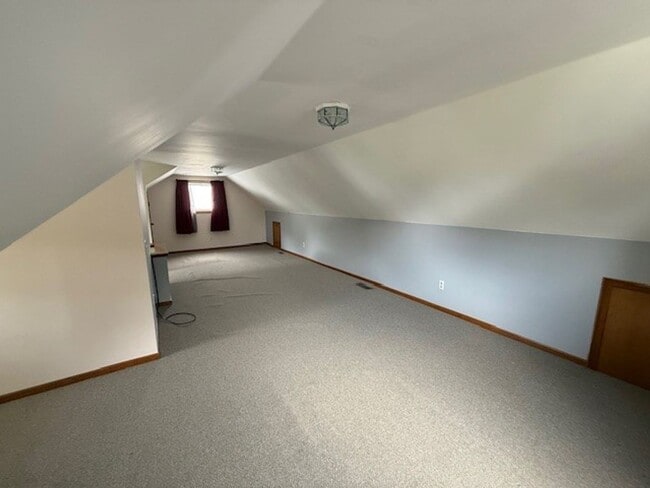 Building Photo - Charming 3 Bedroom Home with Fenced Yard &...