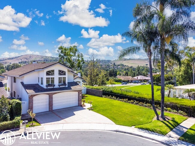 Building Photo - Rare 5 bed/3 bath home located in the high...