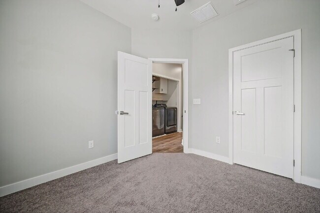 Building Photo - Luxurious 3-bedroom 2.5 bath townhome with Garage in Chesapeake
