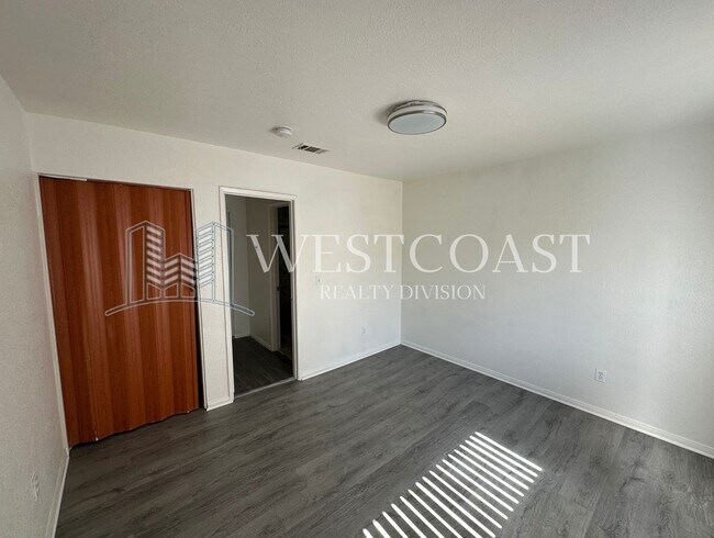 Building Photo - Charming 2-Bed / 2-Bath Home in Rialto – I...