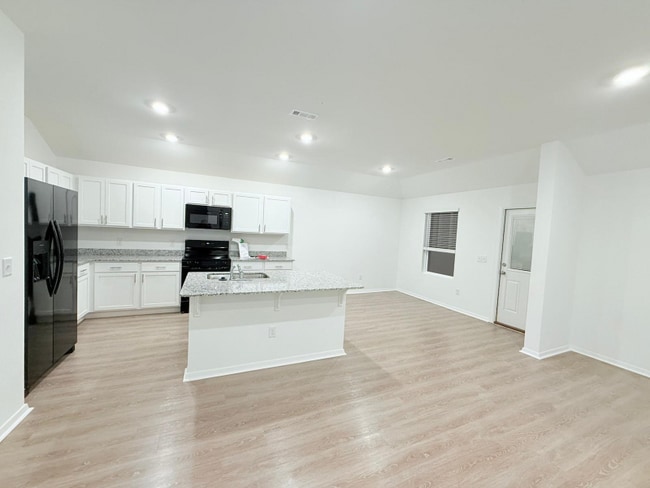 Building Photo - 1405 E Latium St