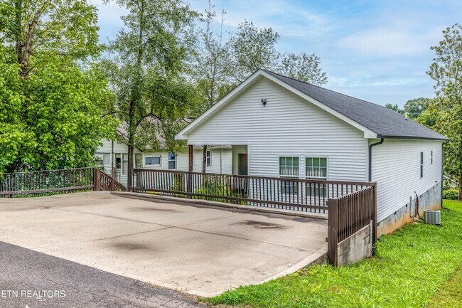 Building Photo - 619 Midlake Dr NE