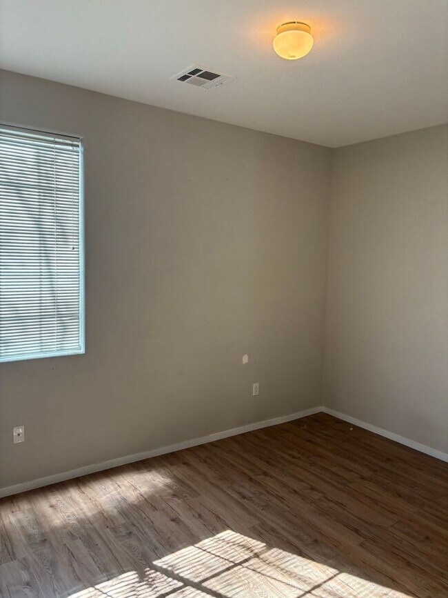 Building Photo - GREAT TOWNHOME LOCATED IN GATED COMMUNITY!!