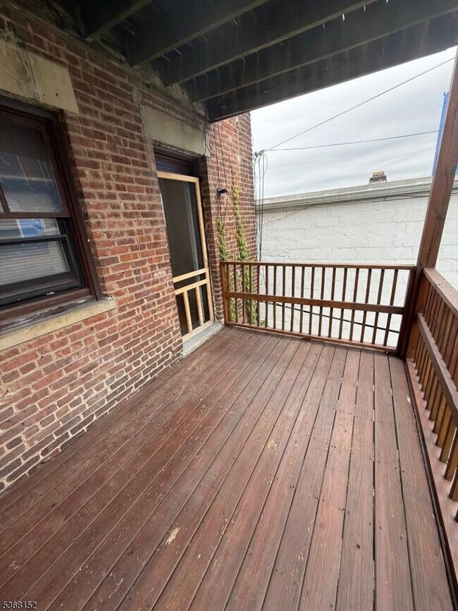 Building Photo - 570 Bloomfield Ave