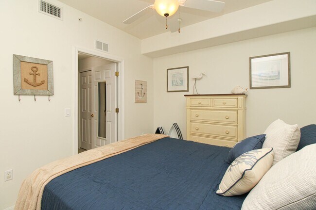Building Photo - ** SPACIOUS 3 BED/2 BATH COACH HOME WITH T...