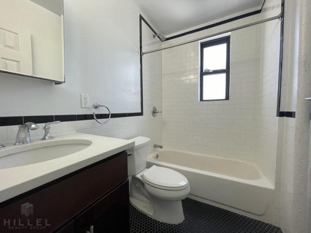 Building Photo - 2 bedroom in ASTORIA NY 11105