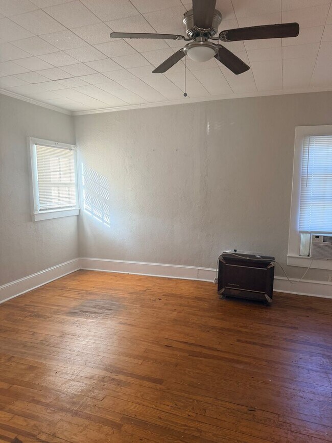 Building Photo - Three Bedroom Two Bath House