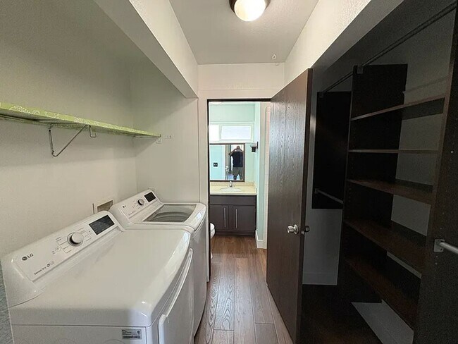 Building Photo - 2 Bedroom 2 Bath Condo in Salt Lake City!