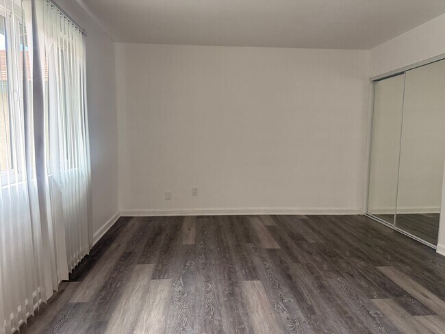 Building Photo - Cozy Colton Condo!!