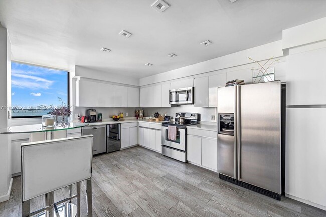 Building Photo - 1000 Venetian Way