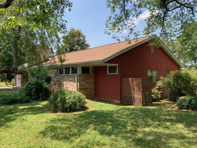 Building Photo - 3 BR/3 BA Home with Large Yard