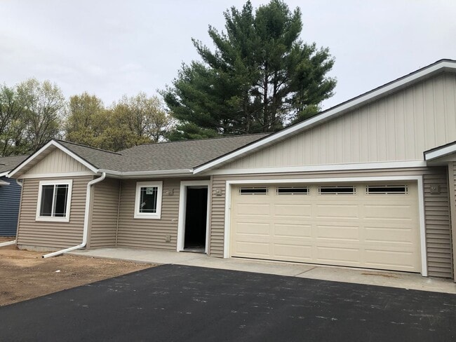 Building Photo - 122-124 Hickory Lane