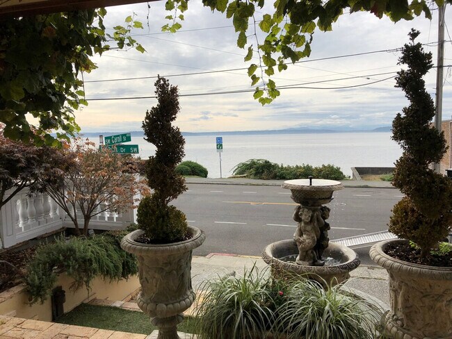 Building Photo - 4028 Beach Dr SW