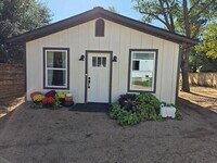 Building Photo - FOR LEASE!!!!!!!!