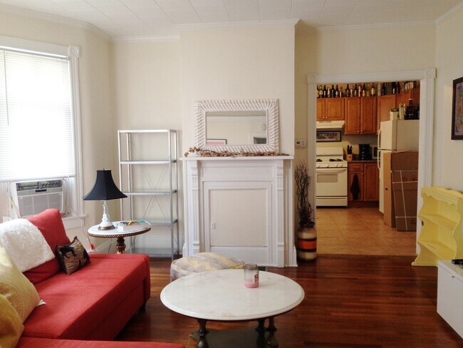Building Photo - Fantastic Apartment in Great Neighborhood. Recently Renovated! Hardwood Floors! Private Driveway!