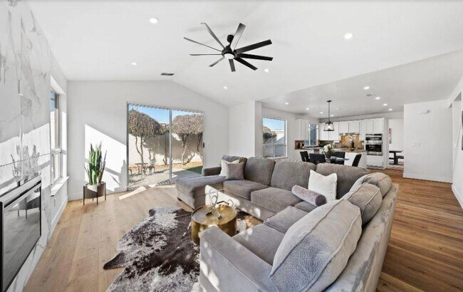 Building Photo - 351 Madrone Pl