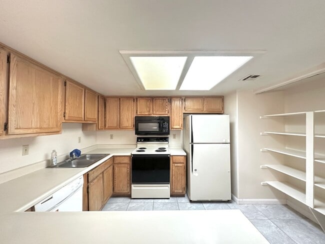 Building Photo - Lakeview Condo