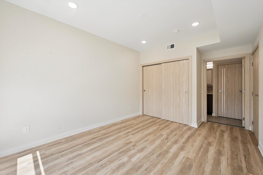 Building Photo - 3729 Lancaster Ave