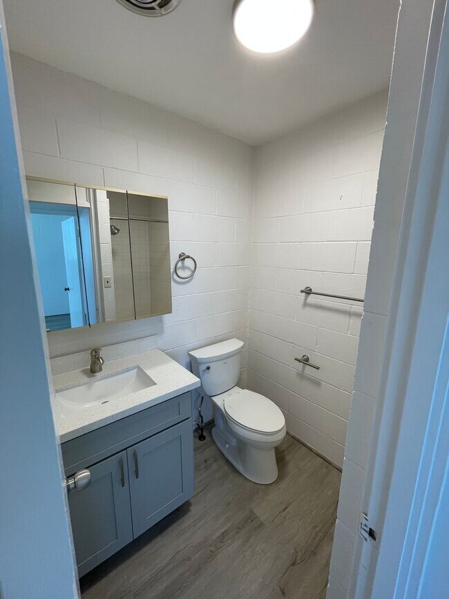 Building Photo - EL_086