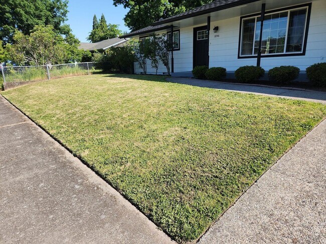 Building Photo - 2 Bedroom 1.5 Bath Washer Dryer Included i...