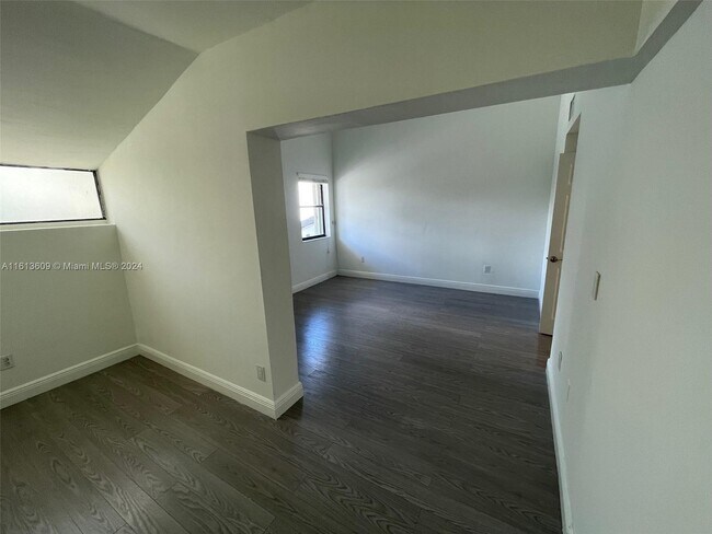 Building Photo - 335 Poinciana Island Dr