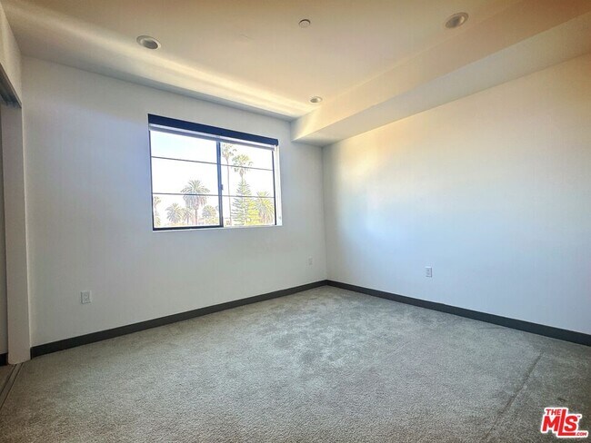Building Photo - 552 N Hobart Blvd