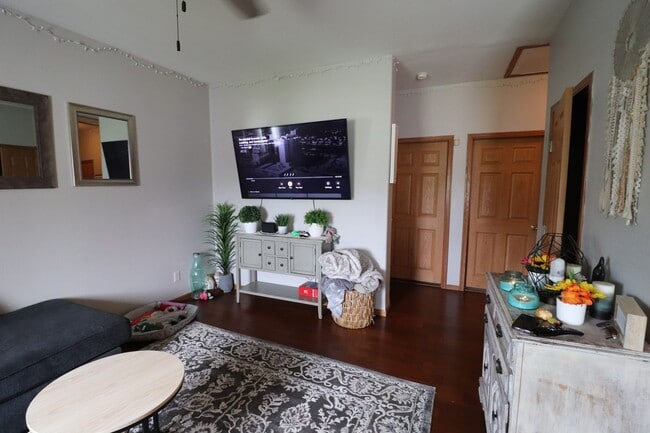 Building Photo - Spacious Town House for Rent