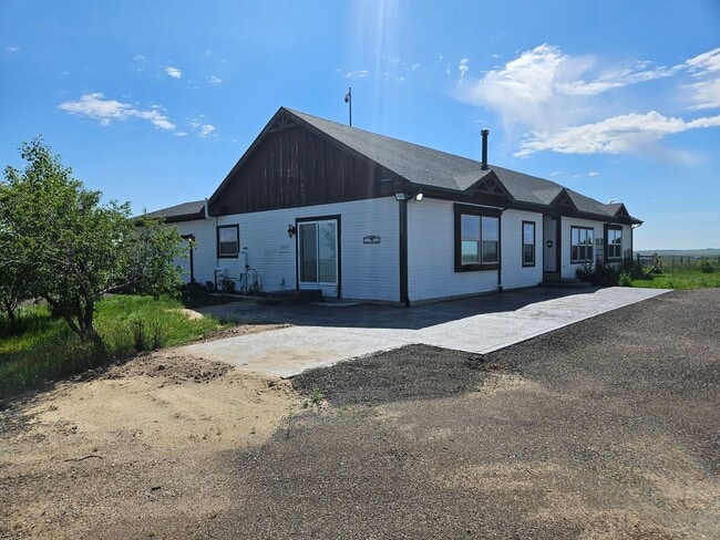Building Photo - 5 Bed 3 Bath Ranch Home with 5 Acres.