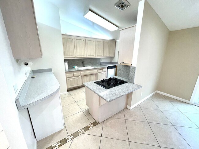Building Photo - Beautiful house, 2bd+den/1.5ba HOME on the hillside of Granada Hills.