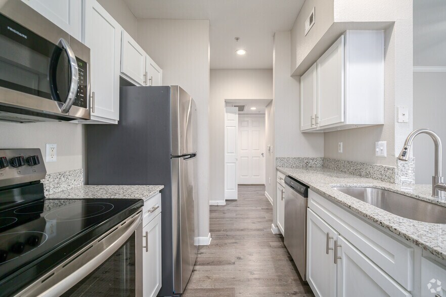 1BR, 1BA - 733SF - Kitchen - Plaza at San Jacinto