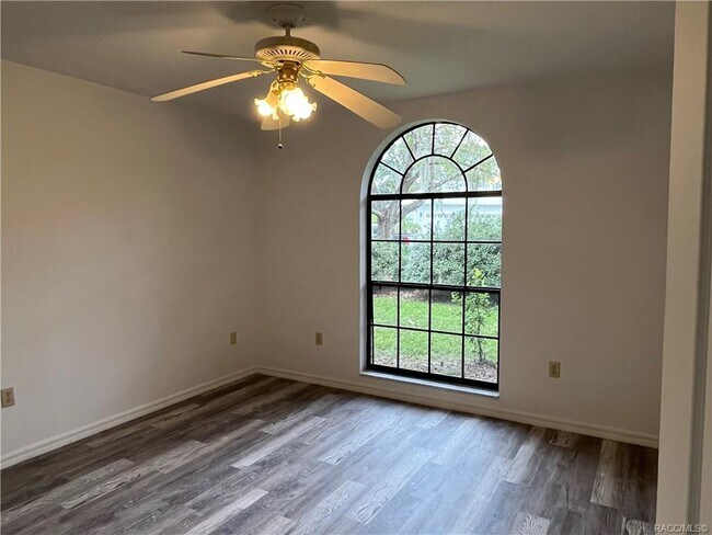 Building Photo - 558 E Jenkins Ct