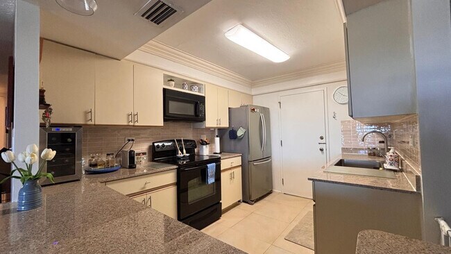 Building Photo - 800 NE 195th St