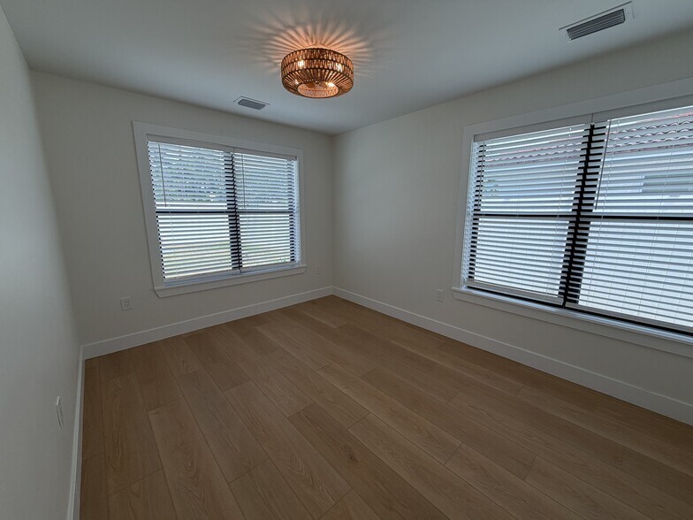 Building Photo - 2 Bed/1 Bath - Unit 2